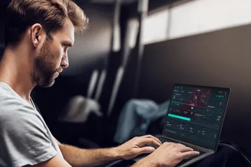 টাক্সেডো পরা একজন প্রফেশনাল ডিলার রুলেট টেবিলে খেলোয়াড়দের স্বাগত জানাচ্ছেন-যা 456BD–এর আসল লাইভ ক্যাসিনো অনুভূতিকে প্রকাশ করে।