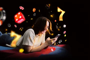 উজ্জ্বল স্লট মেশিনের পাশে এক স্টাইলিশ নারী, যেখানে জ্বলে উঠছে ‘সেভেন’-যা 456BD–এর শীর্ষ স্লটগুলোর বৈচিত্র্যকে উপস্থাপন করে।