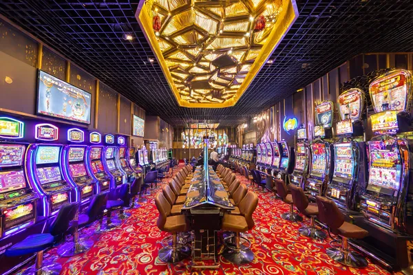 সোনালি কয়েনের ঝর্ণার মধ্যে ঘূর্ণায়মান একটি রুলেট চাকার ক্লোজ-আপ-যা 456BD–এ গভীর ক্যাসিনো অ্যাকশনকে তুলে ধরে।